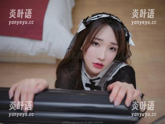 只想在Son Ye Eun的套图里，静静体验人生的味道，恍若少女
